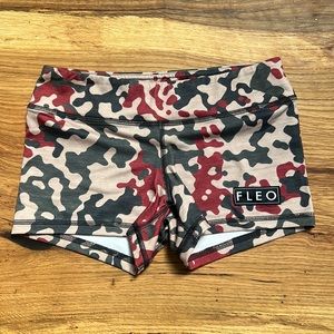 FLEO camo shorts sz Small
